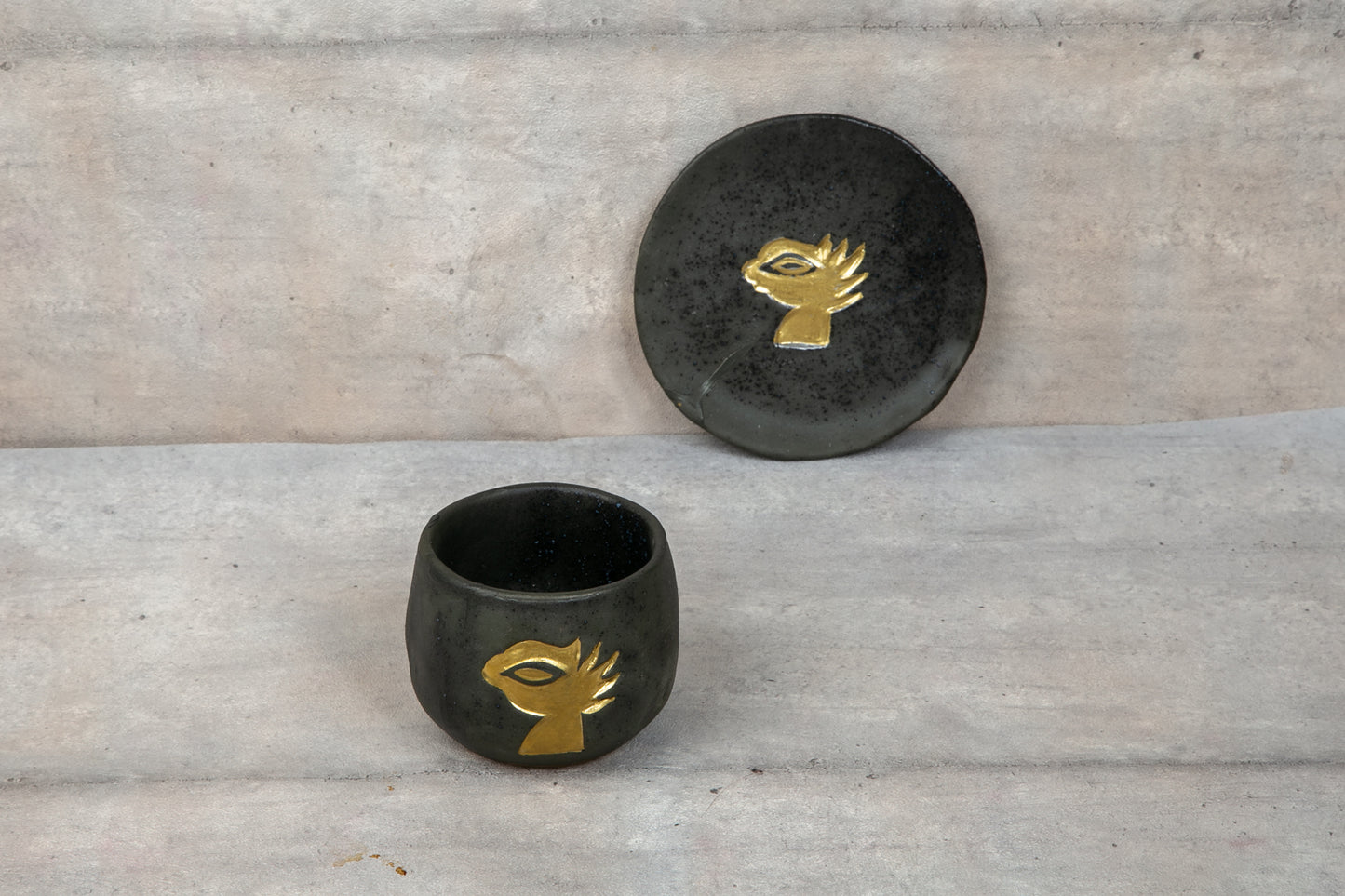 Giftware - Cup & Flat plate Cracked - Charcoal & Gold Horus