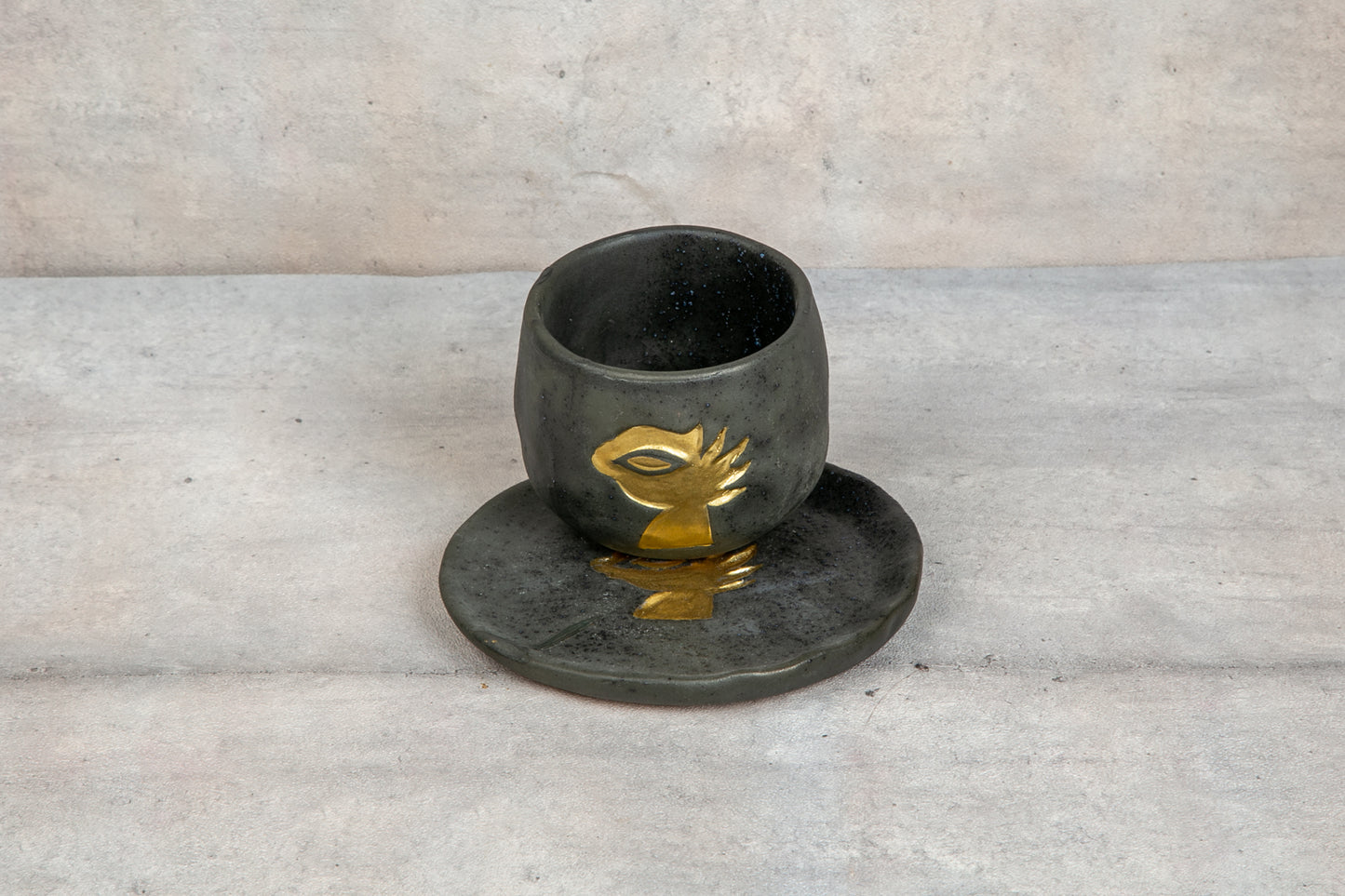 Giftware - Cup & Flat plate Cracked - Charcoal & Gold Horus
